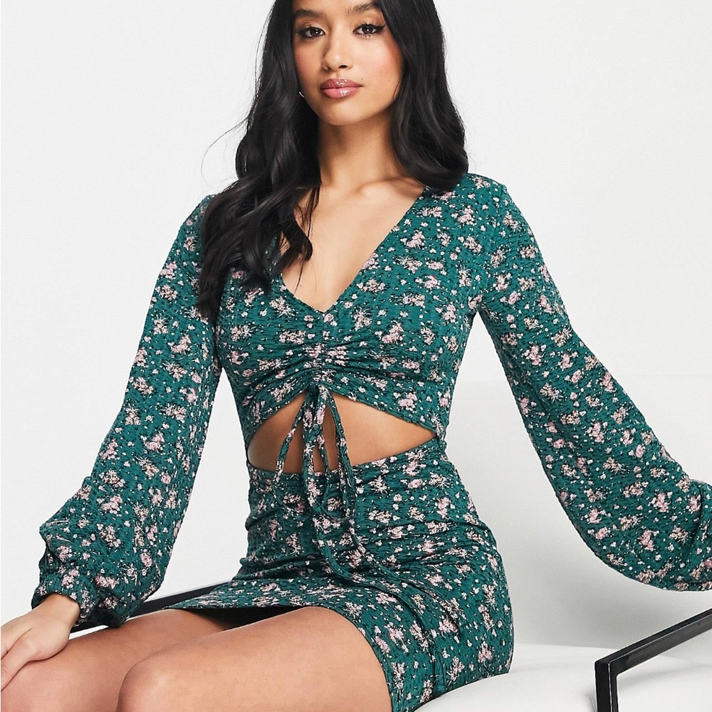 Misguided Petite tie front dress with balloon sleeves in green floral 💚💐